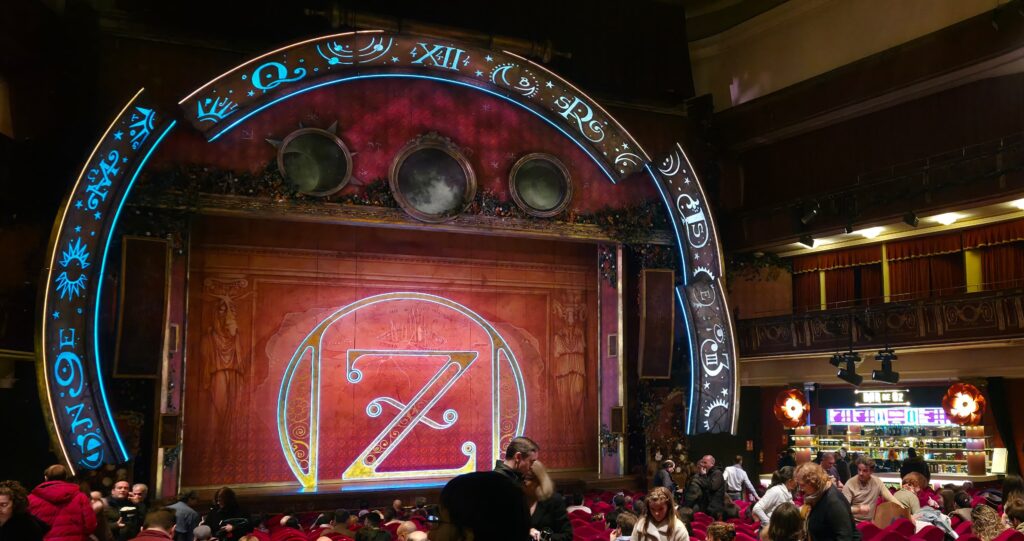 Musical Wicked en Madrid, interior del teatro con decorado en escena