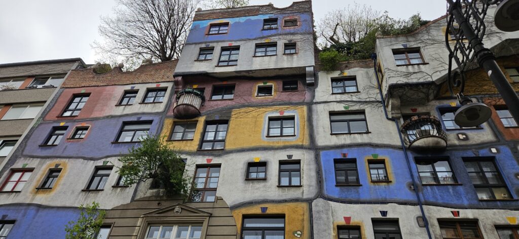 Fachada colorida del Hundertwasserhaus en Viena, edificio sin líneas rectas