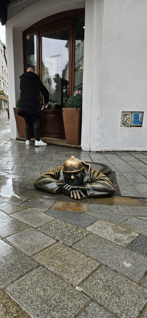Estatua de Čumil en Bratislava, el hombre saliendo de la alcantarilla