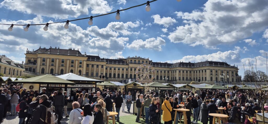 Palacio de Schönbrunn en Viena con el mercadillo de Pascua en los jardines