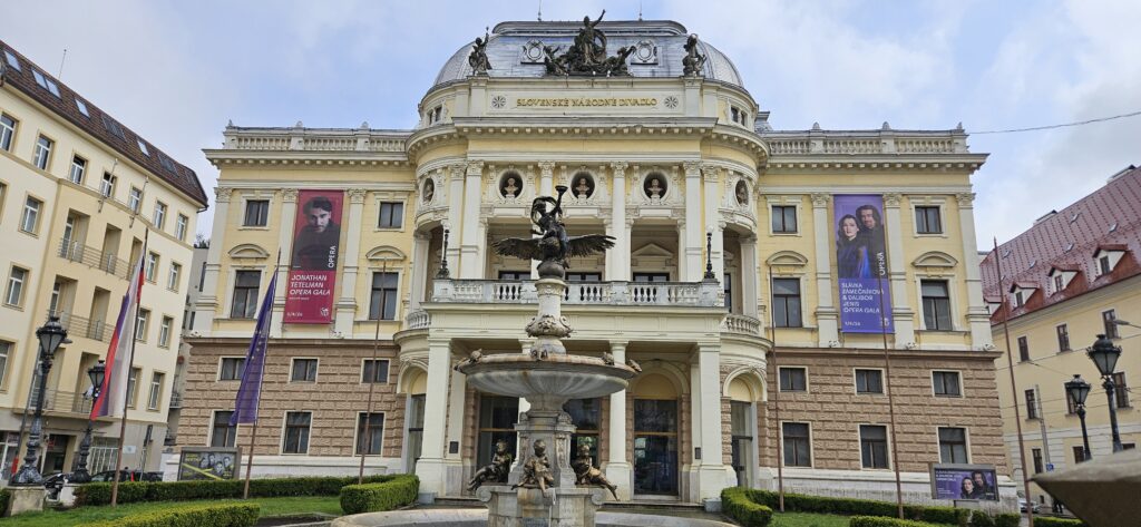 Plaza principal de Bratislava con el Ayuntamiento histórico