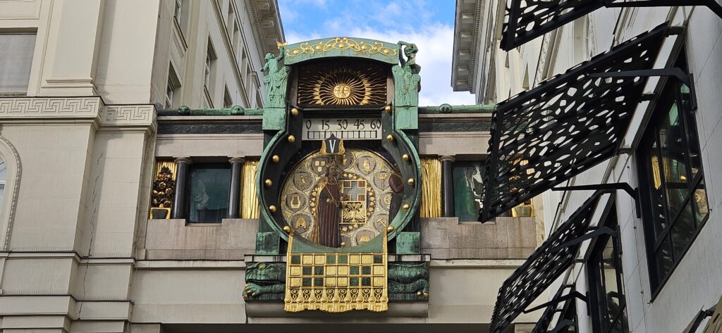 Reloj Anker de Viena, reloj art nouveau con figuras históricas en el centro de la ciudad