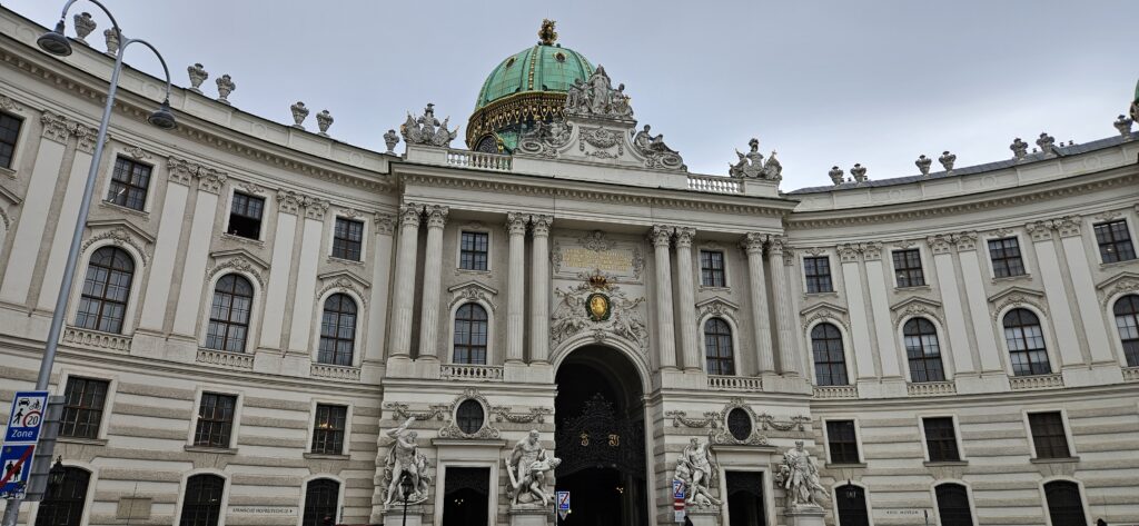 Vista del centro histórico de Viena con la Catedral de San Esteban al fondo